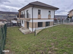 Casa tip duplex 120mp, 4 camere, 3 bai, zona frumoasa,Valea Chintaului