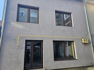 Spatiu comercial + apartament 2 camere, zona centrala Stei