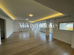 Apartament foarte spatios cu 6 camere, partial mobilat, 2 parcari, langa PARC