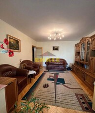 De vanzare apartament cu 3 camere, etaj 1