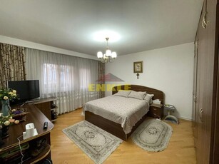 De vanzare apartament cu 4 camere semidecomandat, zona Bucovina