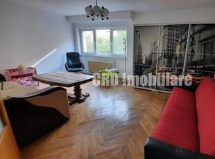 Republicii (zona clinicii Sfanta Maria) chirie apartament 4 camere, 2 bai, etaj 1 (cod 100)