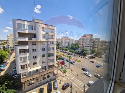 Apartament 3 camere vanzare in bloc de apartamente Dolj, Craiova, Central