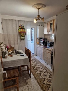 Apartament cu 3 camere, decomandat, etajul 3/4, zona Dacia