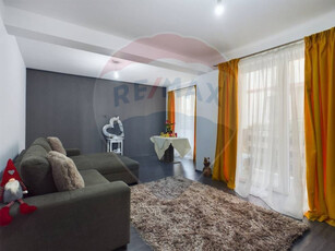 Apartament 3 cam de vânzare în zona Tractorul