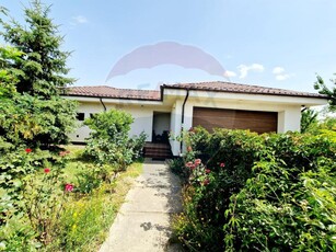 Casa / Vila cu 4 camere / 290 mp s.c. / teren 1065 mp / Fagului