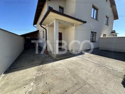 Casa tip duplex cu 4 camere 2 bai curte libera 175 mp Piata Cluj