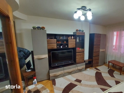 Vând apartament cu 3 camere, Mioveni-Centru-B-dul Dacia,utracentral