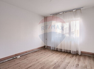 Apartament 3 camere de vânzare parter