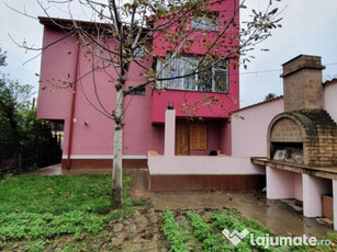 Vila cocheta, singur in curte, teren 600 mp - zona Spital...