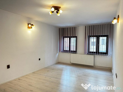 Apartament 3 camere, 95 mp, decomandat,2 bai, zona Centrala