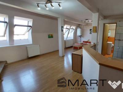 Apartament 4 camere la mansarda zona Vasile Aaron