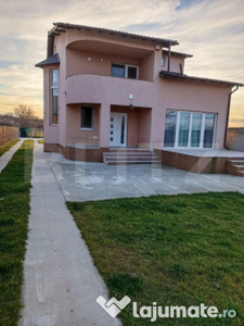 Casă individuală 5 camere, teren 2409 mp, 10 km Targoviste