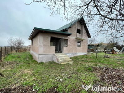 Casa cu etaj, la rosu, 4 camere, 128 mp utili, teren 651 mp,