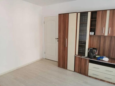 Apartament de 2 camere, etaj 1/4, zona Alexandru cel Bun