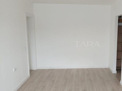 Apartament 2 camere, zona Vivo