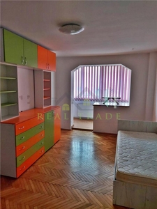 Apartament 3 camere decomandat, etaj intermediar VlahutaITC