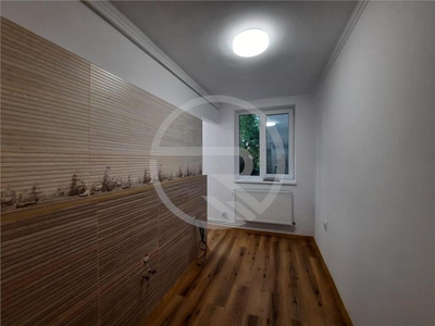 Apartament cu 3 camere ,61 mp, situat in zona Semicentrala !