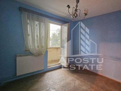 Apartament cu 3 camere, etaj 3, centrala proprie, zona Cetatii