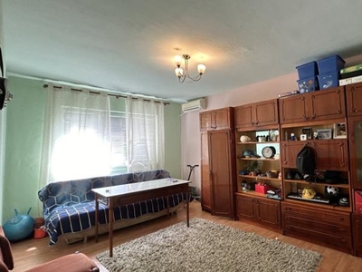 Apartament cu 3 camere si balcon de 3 mp, zona Lipovei