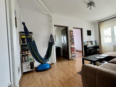 Apartament cu 3 camere si balcon, zona Parcul Padurice