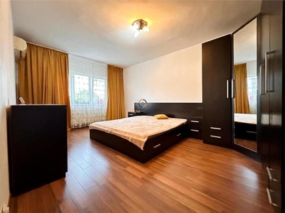 Apartament de vanzare decomandat etaj 4 zona Soarelui