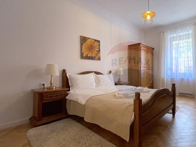 Apartament renovat clasic, cu 2 camere, 2 bai, Centrul Istoric Brasov