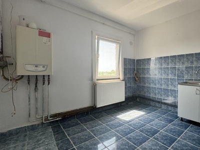 Apartament semidecomandat cu 2 camere si balcon, zona Aem