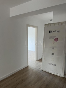 Apartament Spatios cu 3 Dormitoare si Terasa in Zona Dambul Rotund