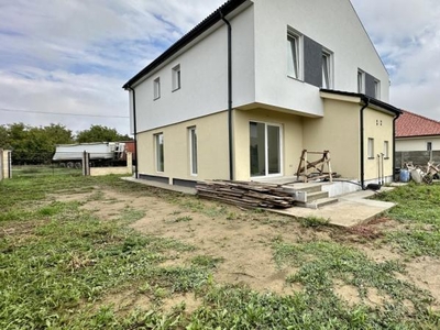 Duplex cu 3 camere in Sag, zona Primariei - ID V4251