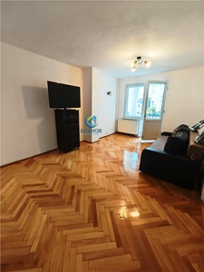 Vanzare apartament 3 camere,zona Centrul Civic, etaj 3/4,insorit