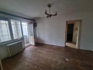 Ap. 2 camere- 47 mp- parter cu balcon intabulat- necesita renovare totala