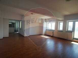 Apartament 4 camere vanzare in bloc de apartamente Dolj, Craiova, Calea Bucuresti