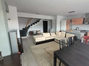 De inchiriat Apartament 3 camere cu scara interioara, zona Centru. Pret inchiriere: 350 Euro/luna.