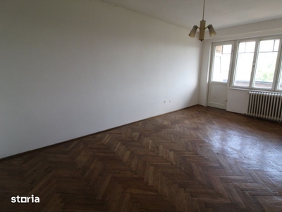 Vând apartament 3 camere în Deva, Bd. N. Bălcescu-Profi, decomandat