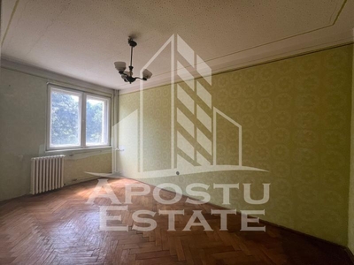 Apartament cu 2 camere, semidecomandat situat la etajul 1