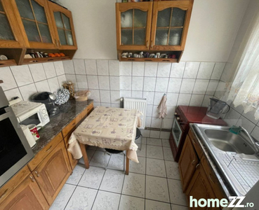 Apartament la casă în curte comună - Zona Decebal