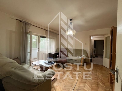 Apartament semidecomandat, situat la etajul 1, centrala proprie