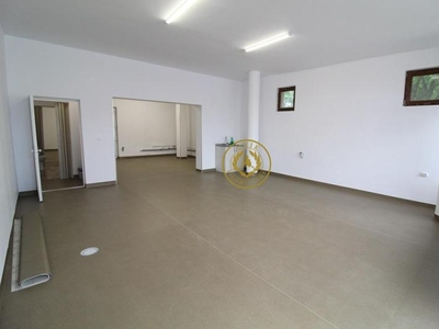 Vand spatiu comercial in Hunedoara, zona Micro3-Bd. Traian, 100mp