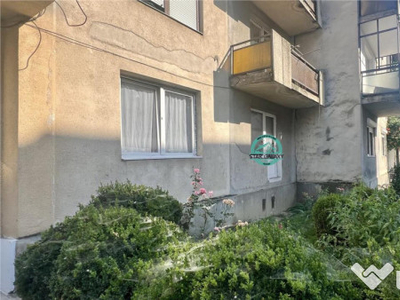 Vand apartament cu 3 camere, decomandat, in Reghin