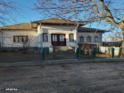 Casă de cărămidă cu utilități,locuită,3000mp teren,localitatea Plenița