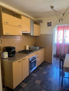 De inchiriat Apartament 2 camere situat in zona Cetate. Pret inchiriere : 250 Euro/luna.