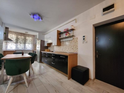 De inchiriat Apartament 3 camere, zona Centru Bloc Nou. Pret inchiriere: 400 Euro/luna.