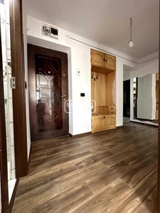 Apartament 4 camere, cu imbunatatiri, zona Ghe. Avramescu