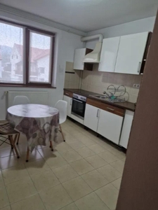 De inchiriat Apartament 3 camere cu scara interioara, zona Cetate. Pret inchiriere: 450 Euro/luna.