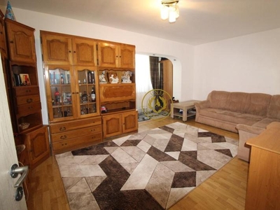 Vand apartament 3 camere in Hunedoara, Micro5-1/Bd.Traian, et.2