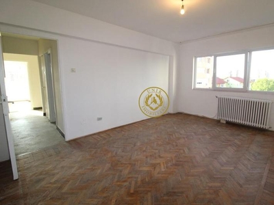 Vand apartament 3 camere in Hunedoara, zona Stadion-M. Viteazu, 64mp