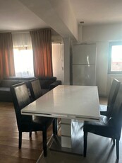 Apartament deosebit cu 3 camere, semi-central, etaj 2