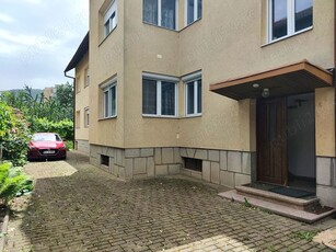 Apartament spatios in casa, anexe, curte comuna si gradina.