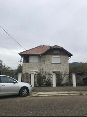 De Vanzare Casa Cu Teren de Case 3000 mp2 si 2500 Mp2 gradina livada central comuna Buciumeni jud DB